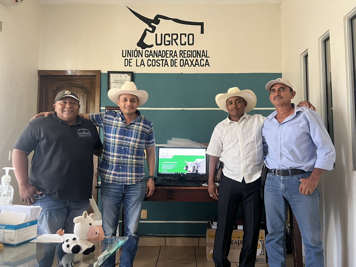Un honor poder apoyar con un #EquipoDeComputo a los productores del #Ciruelo, agencia de Santiago #Pinotepa Nacional. 
¡Ratificándoles que cuenten siempre conmigo! <a href="/JulioBerdegue/">Julio Berdegué</a> <a href="/salomonj/">Salomón Jara Cruz</a>