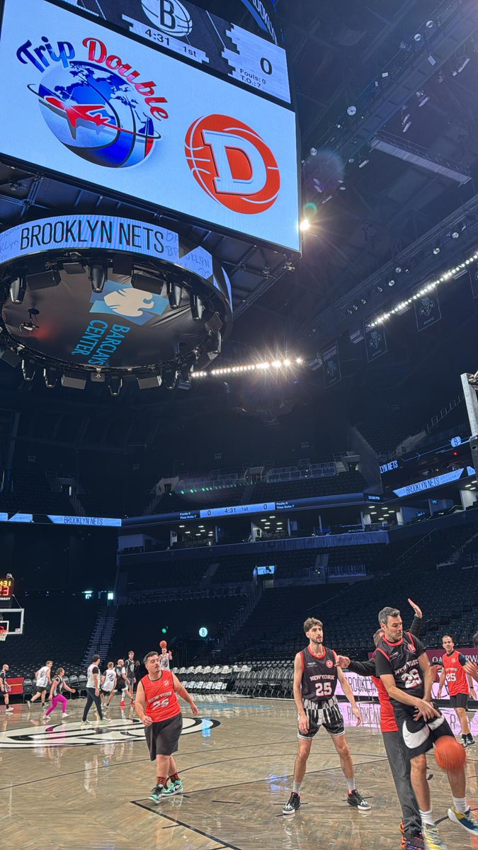 Álvaro Hernández (@alvarohwain) on Twitter photo No todos los días puedes presumir de que uno de tus diseños se proyecte en el jumbotron de los <a href="/BrooklynNets/">Brooklyn Nets</a>.
<a href="/drafteados/">Drafteados</a> 🧡 No todos los días puedes presumir de que uno de tus diseños se proyecte en el jumbotron de los <a href="/BrooklynNets/">Brooklyn Nets</a>.
<a href="/drafteados/">Drafteados</a> 🧡