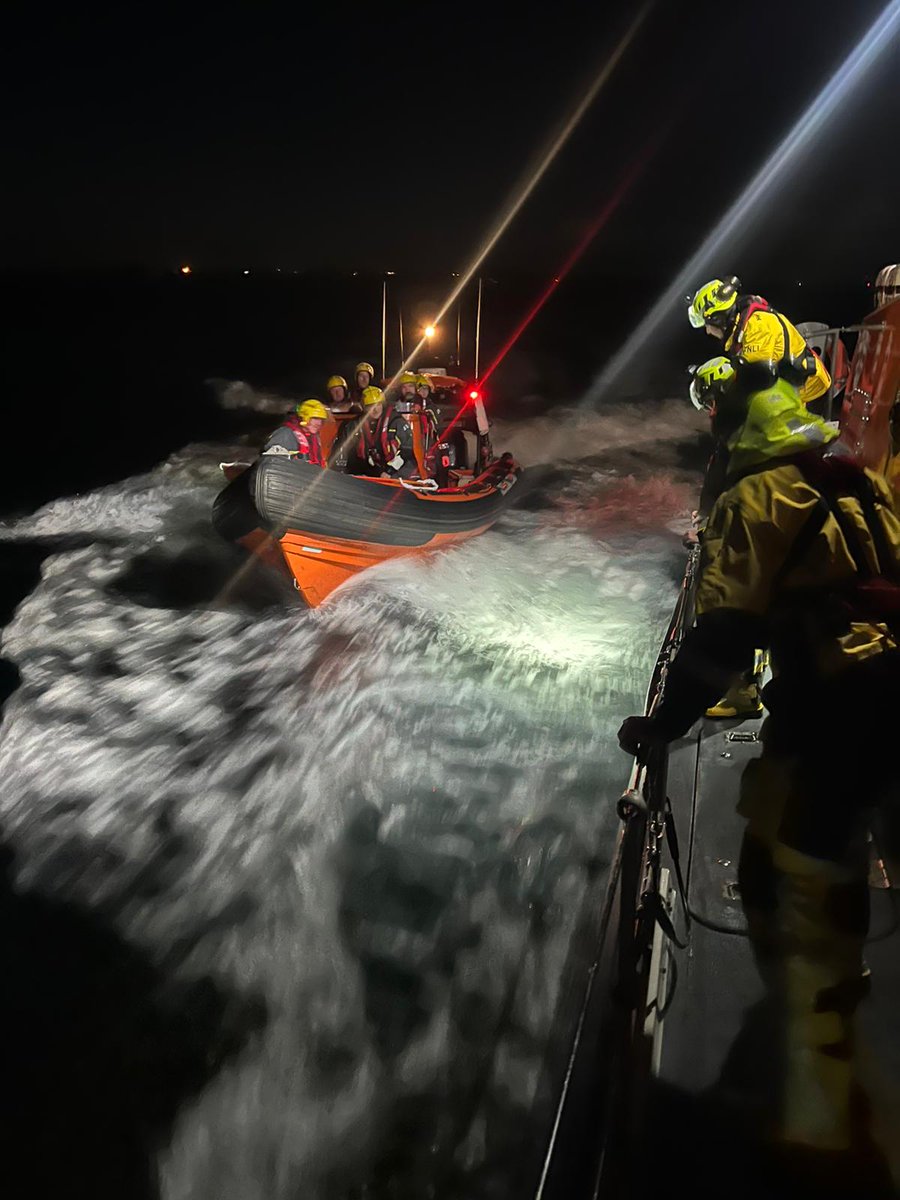 IrishCoastGuard's tweet photo. Coast Guard Teams train for every eventuality including transferring casualties between vessels. 

📸 Here are some photos from a recent night operations training session involving the Costello Bay Irish Coast Guard team and the Aran Islands All Weather Lifeboat. https://t.co/J9Fn8cmruu