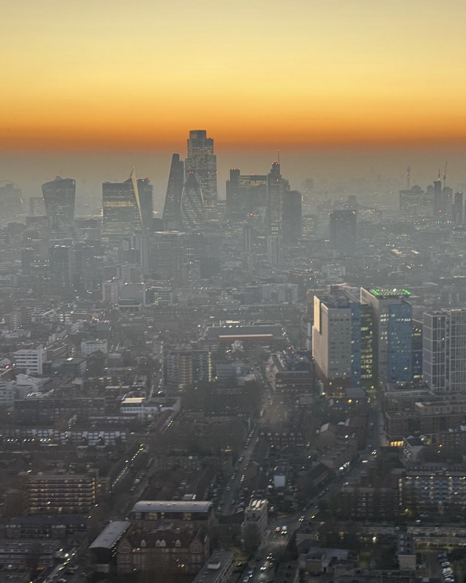 It’s sunset which means our advanced trauma team switch from helicopter to rapid response car, delivering the same equipment and treatment to the patient’s side by road. 🚘 🎒

🤳 Captured by Dr Cosmo Scurr