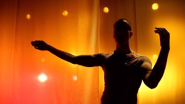 Mover lo extraño 🔗tea-tron.com/mambo/blog/202…

Anabella Pareja Robinson (<a href="/anapair/">ana pair</a>) escribe sobre el estreno de Waves de Lautaro Reyes en el <a href="/mercatflors/">Mercat de les Flors</a>.