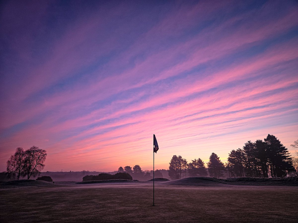 • A beautiful sunrise with a touch of frost this morning ⛳️☀️❄️ •