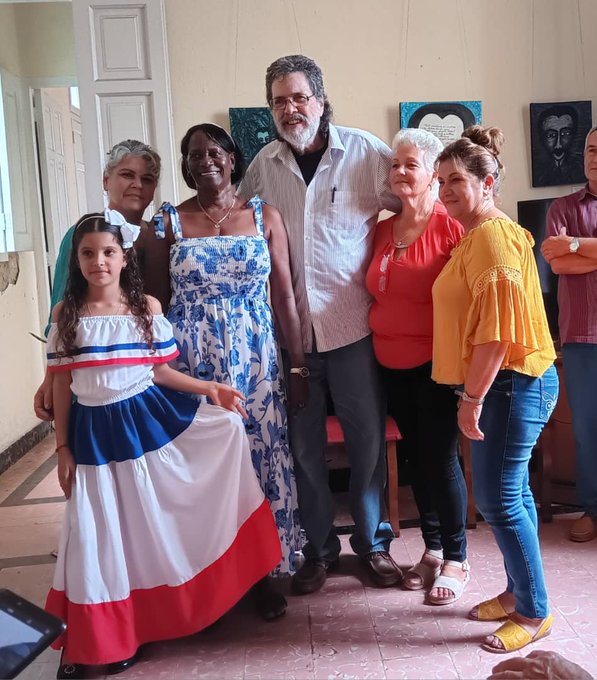 Se reconoce a Miriam Pozo García, bibliotecaria de la E/E José Martí, ganadora del Concurso "Leer a Martí"  #MartíEntreNosotros  #PinardelRío #CubaMined  <a href="/CubaMined/">MINED</a>
 <a href="/gobpinar/">Gobierno Pinar del Río 🇨🇺</a>
 @yamileRamosCord
  <a href="/UJCdePinar/">UJC Pinar del Río</a>
 @NaimaTrujillob

 <a href="/DireccinProvi12/">Dirección General de Educación Pinar del Río</a>
 <a href="/EvelioHerreraP1/">Evelio Herrera Padron</a>