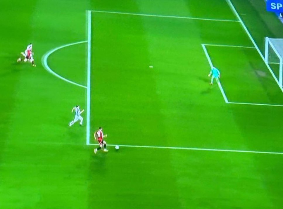 When someone asks you how Rasmus Hojlund isn't even getting any chances, show them this picture.

Dalot chose NOT to pass it here.