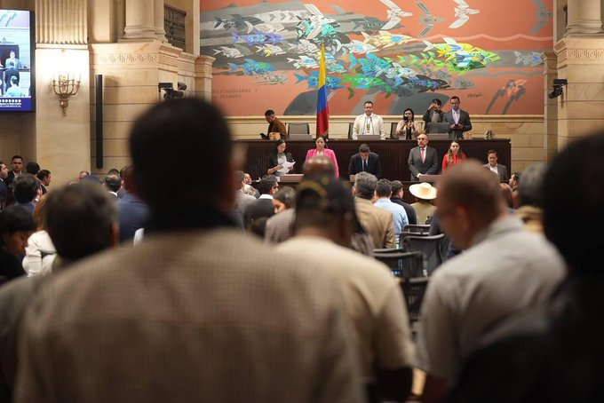 lasillavacia's tweet photo. #LaSillaEnVivo | Se cayó el artículo 42 de la reforma a la salud que promovía la meritocracia en elección de directores de Instituciones de Salud del Estado, es decir, los hospitales y clínicas públicas.

🗳️La proposición para hundirlo tuvo 90 votos a favor y 35 en contra.

🧵 https://t.co/alqXDnpmvE