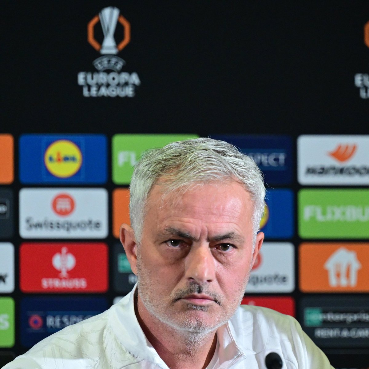Jose Mourinho: “UEFA maçlarını Türk hakemler yönetmeli. Dünya standartı oldukça düştü ve Türk hakemler bu işi üst düzey yapıyor.”