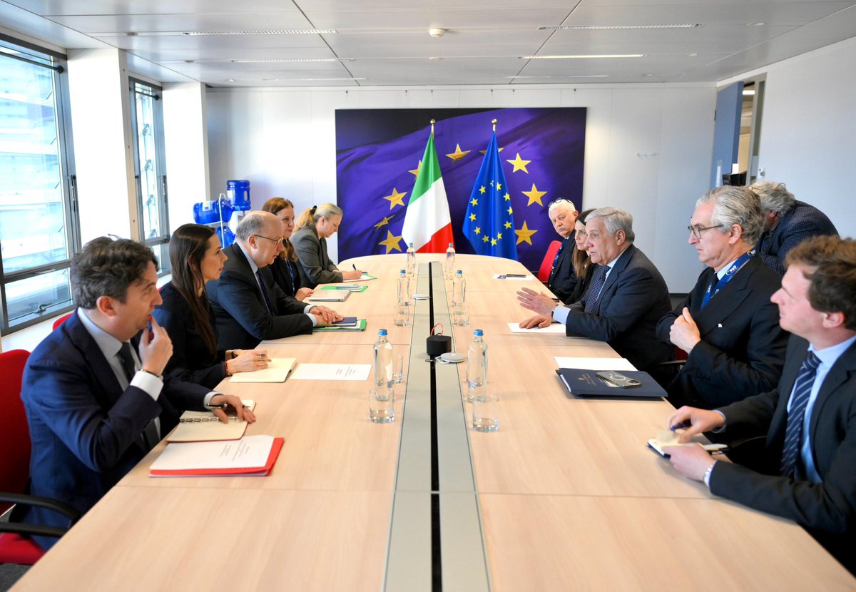 Antonio_Tajani's tweet photo. Con il Commissario 🇪🇺 alla Difesa @KubiliusA lavoriamo insieme per un’Europa più sicura che rafforzi anche la competitività e la crescita. Vogliamo costruire un'Europa forte, unita e solidale, mantenendo aperto il dialogo transatlantico con #Washington e con gli altri partner internazionali.