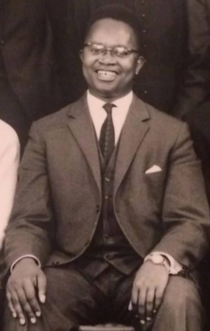 oswaki's tweet image. Philosophe w'akazamutwe

Mwalimu Muswahili rero, ngo yabaga azi ko niba ku ngengabihe isomo rye riratangira saa mbiri rikarangira saa yine, yarazindukaga akitegura akubahiriza igihe cye, ategura ko saa mbiri aba ari mu ishuri.

Akomeza agira ati ‟Rimwe umushoferi yaje kumufata…