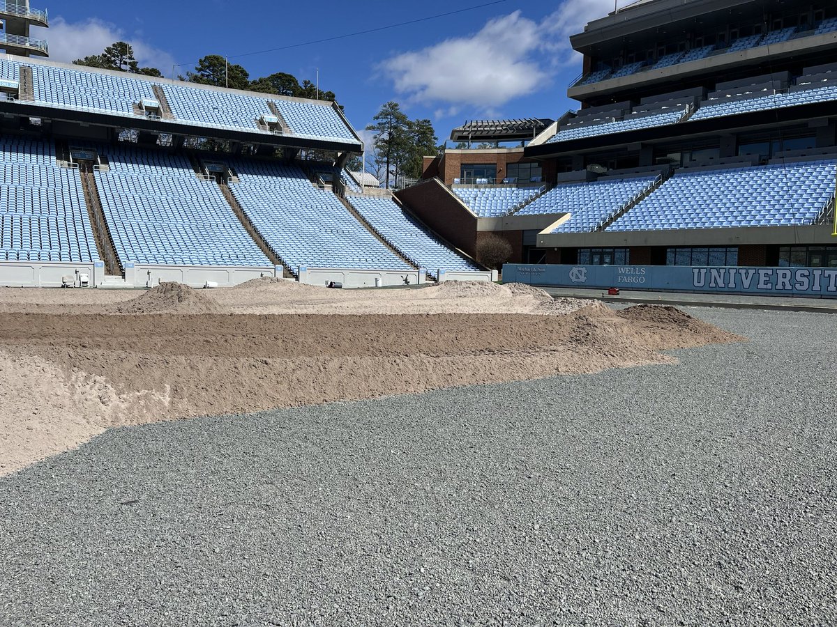 Tar_Heels_Turf's tweet image. Root zone mix rolling in at Kenan!  Have a question about the new field? Send it on and we’ll answer it for you.