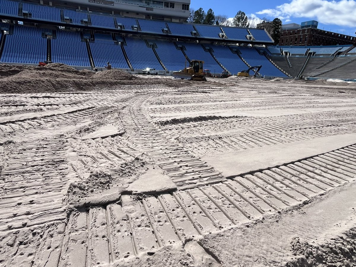 Tar_Heels_Turf's tweet image. Root zone mix rolling in at Kenan!  Have a question about the new field? Send it on and we’ll answer it for you.