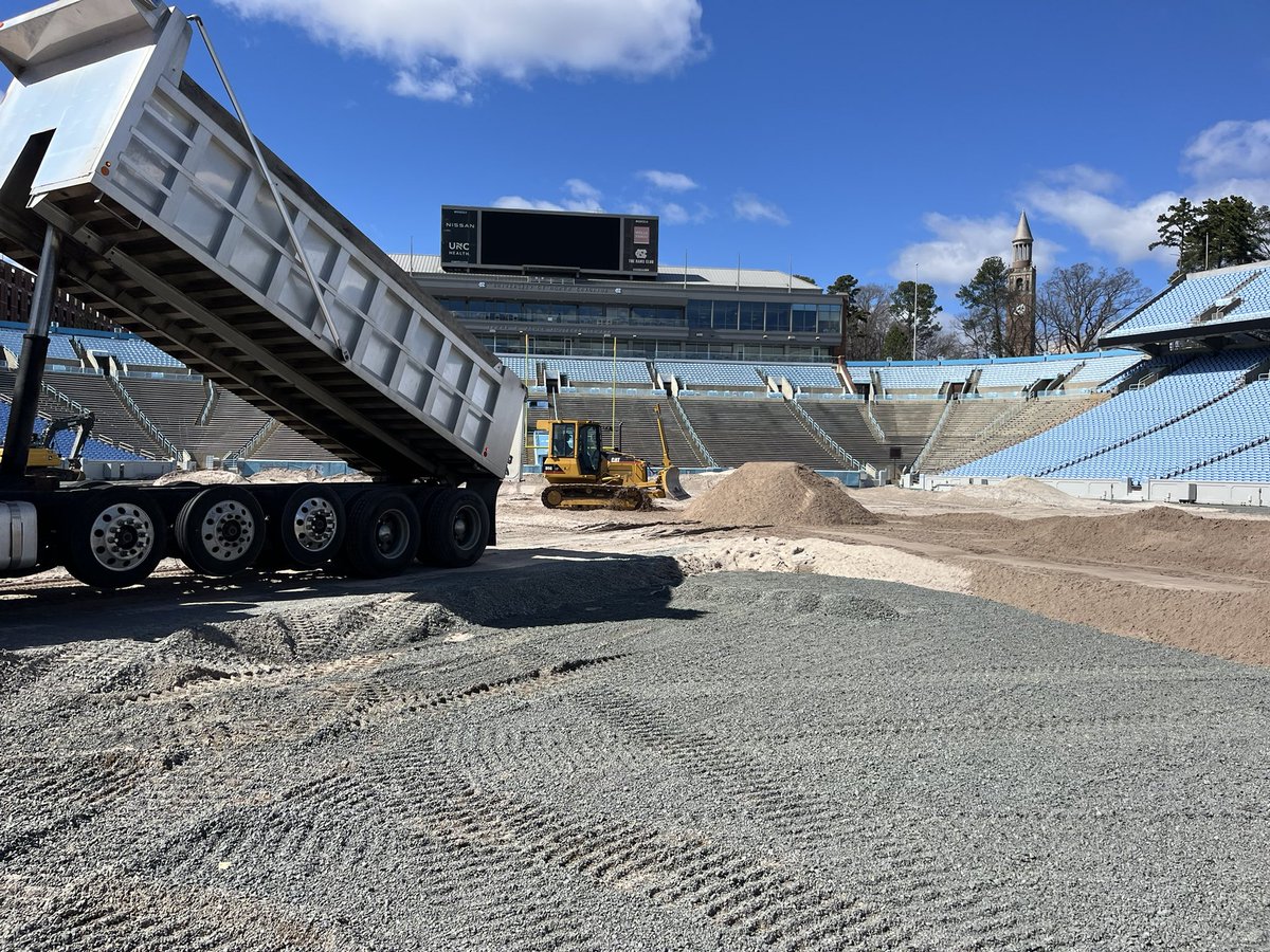 Tar_Heels_Turf's tweet image. Root zone mix rolling in at Kenan!  Have a question about the new field? Send it on and we’ll answer it for you.
