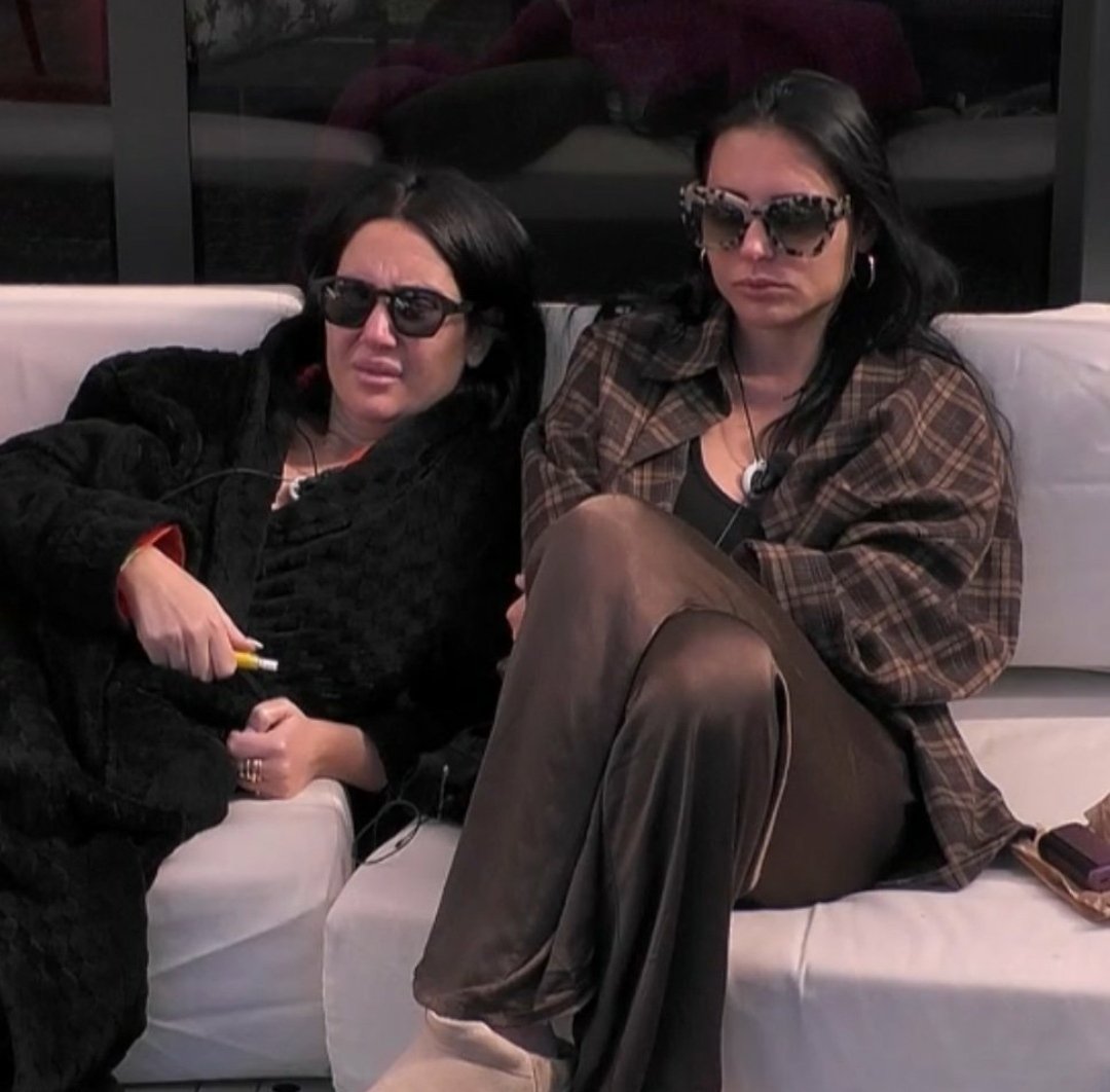 LilyWoompa's tweet photo. Noi #helevier che guardiamo il fandom scemenzo in rivolta contro chiara dopo che l'hanno salvata per farci la guerra 💀
#heleners #viperelle #grandefratello https://t.co/bOEFb8OmJ9