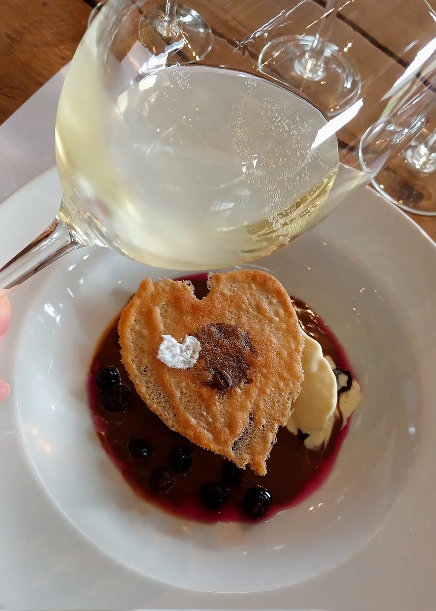 Novedades en el Club de vino de Estancia Atamisque en La Carrera, Tupungato, Patricia Suarez Roggerone diseñó el menú del mes "Vendimia" (una locura!!) 
Morir-se De Amor Espumoso Extra Brut, es el elegido para armonizar el postre. Siempre con reserva previa, abierto al público ❤️