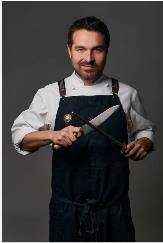 El restaurante de Giacomo Boccio se llama Porcus y se encuentra en la C. Comandante Juan G. Moore 176, Miraflores 15074, Perú.Tiene una calificación de 4.5 estrellas en Google Maps.
Este Chef es tan capo que no necesita hacerle el amen a los Woke, apoyemos y difundamos esta info