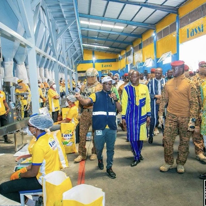 CheickIbtidiani's tweet image. 📍#Burkina  | Cap sur l’industrialisation ✌🏿

Ce jeudi, le Président du Faso, @CapitaineIb226, a inauguré le Complexe industriel de détergent #Fassi (CIDF), une unité ultramoderne qui marque une nouvelle étape dans l’industrialisation du pays. Avec 122 emplois permanents, 300…