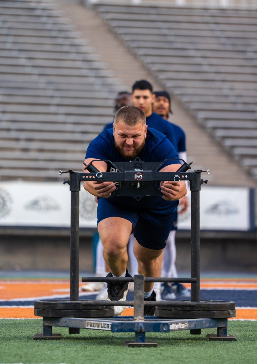 UTEPFB's tweet photo. Dominate the Details. 

#PicksUp | #ProcessOverResults https://t.co/aBTJpWBYdJ