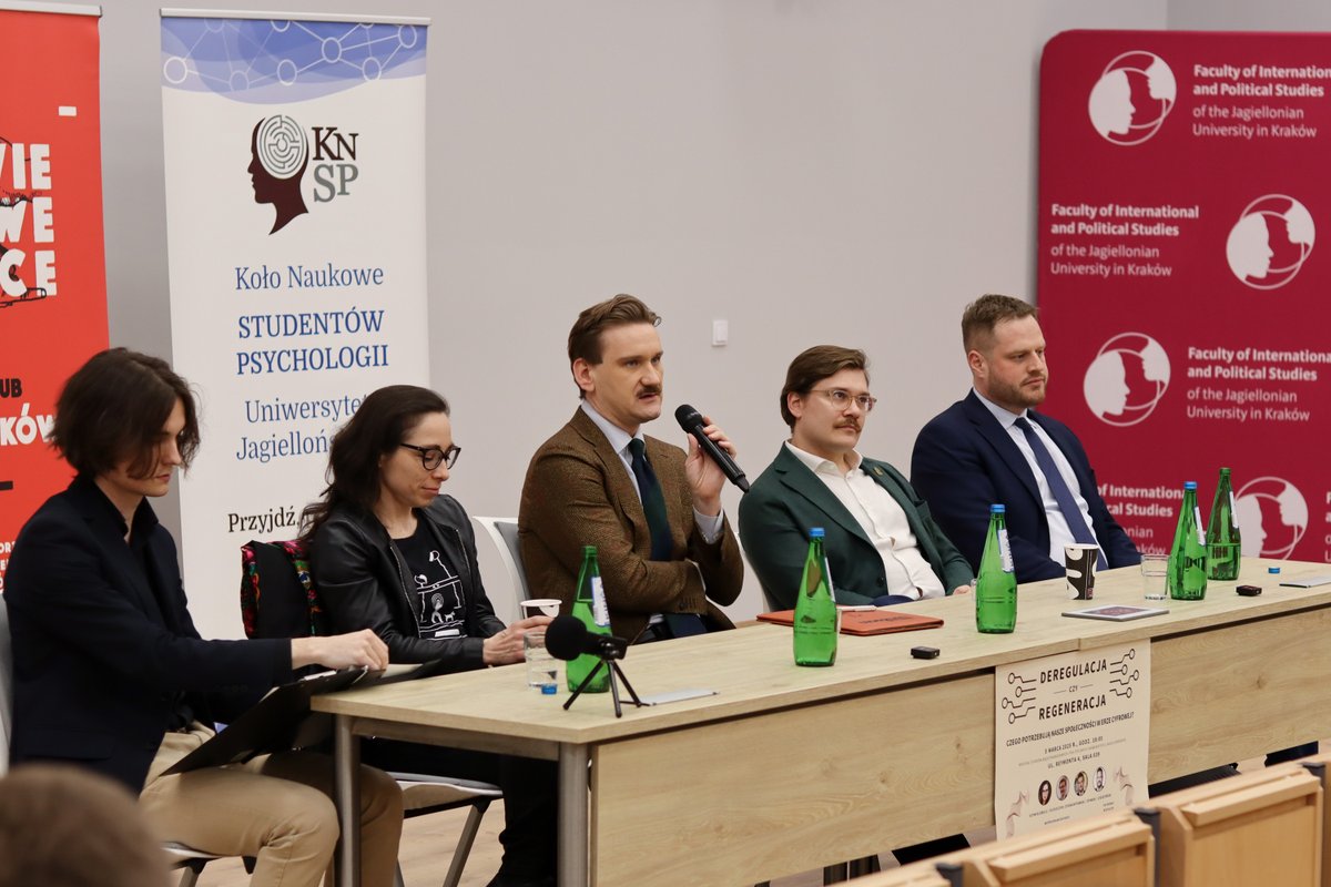 O tym, jakich rozwiązań politycznych, prawnych i technologicznych potrzebujemy, aby poradzić sobie z kryzysami społeczeństwa w erze cyfryzacji (oraz innych tematach), debatowali wczoraj na WSMiP: Katarzyna Szymielewicz, Jan Oleszczuk-Zygmuntowski, Jakub Dymek i Janusz Cieszyński.