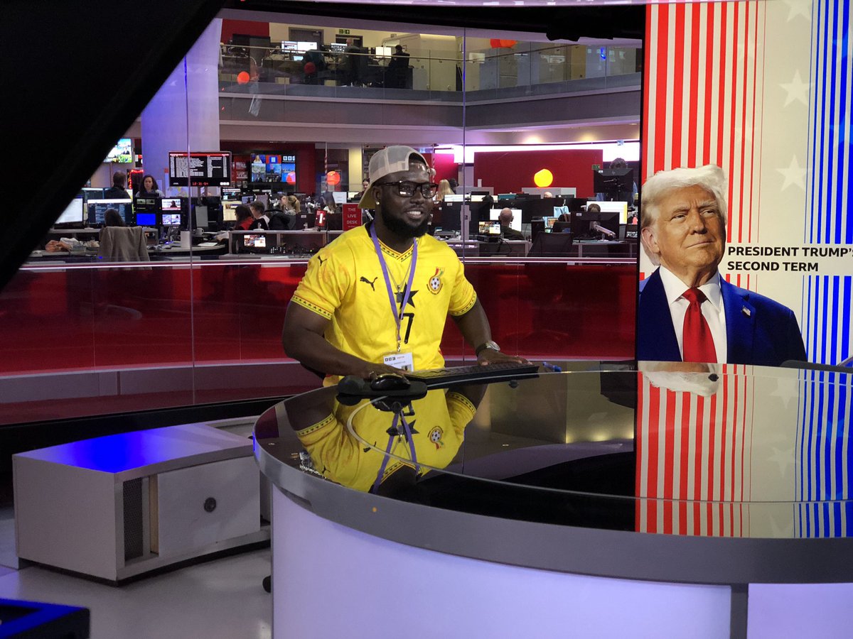 Happy Ghana Independence Day to all my friends in 🇬🇭... it was lovely to welcome <a href="/KojoManuel/">Kojo Manuel</a> and his team from <a href="/Y1079FM/">YFM ACCRA</a> to the BBC today to mark the occasion. Thank you for the huge shirt!