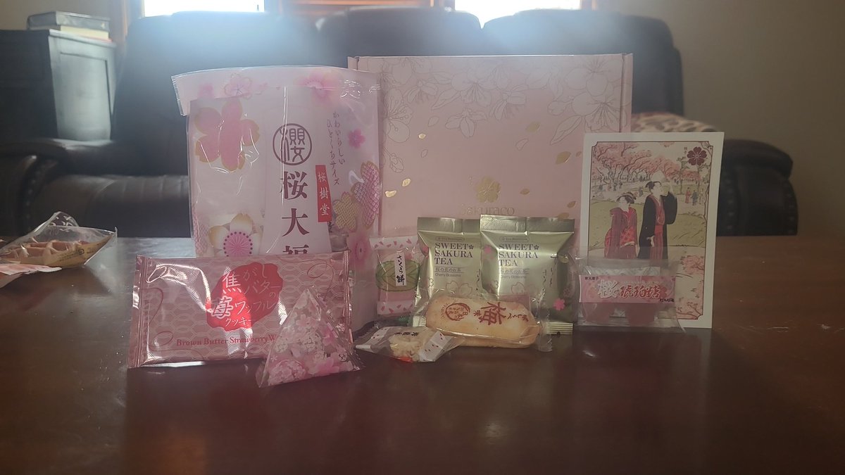 pandaheart408's tweet photo. @wearesakuraco I recommend this box for fans of Japan or anything thing japan https://t.co/8cVQ0uhx88