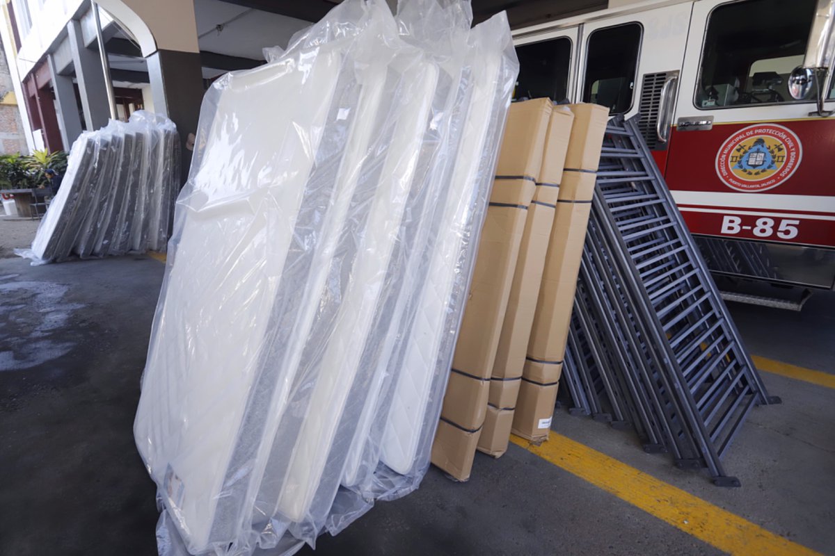 En solidaridad y apoyo a la labor que realizan los elementos de la Dirección de Protección Civil y Bomberos, la Fundación CMQ, hizo entrega de 20 literas y 40 colchones a esta institución.

<a href="/LuisEMunguiaG/">LuisErnestoMunguia</a> destacó la importancia de este donativo ya que operan las 24 horas.