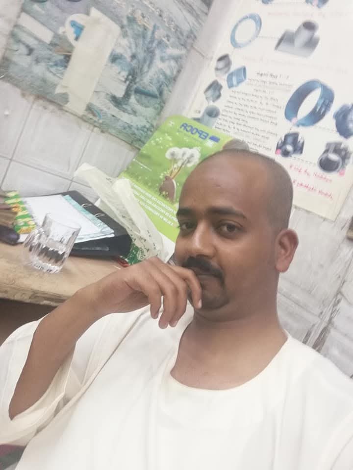 عذبتني القشرة و قلت أحلق صلعة....
حامياني النوم عاملالي هاجس و خلعة...
الخلاني اتهور و اخد القرار بي سرعة...
قالوا الصلعة بتدي الزول وسامة و روعة...

#مجاهد_غانم 😅