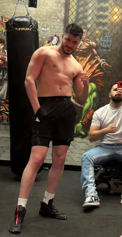 Semicenk ideal erkek vücudunu elde etmiş bal dök yala yut