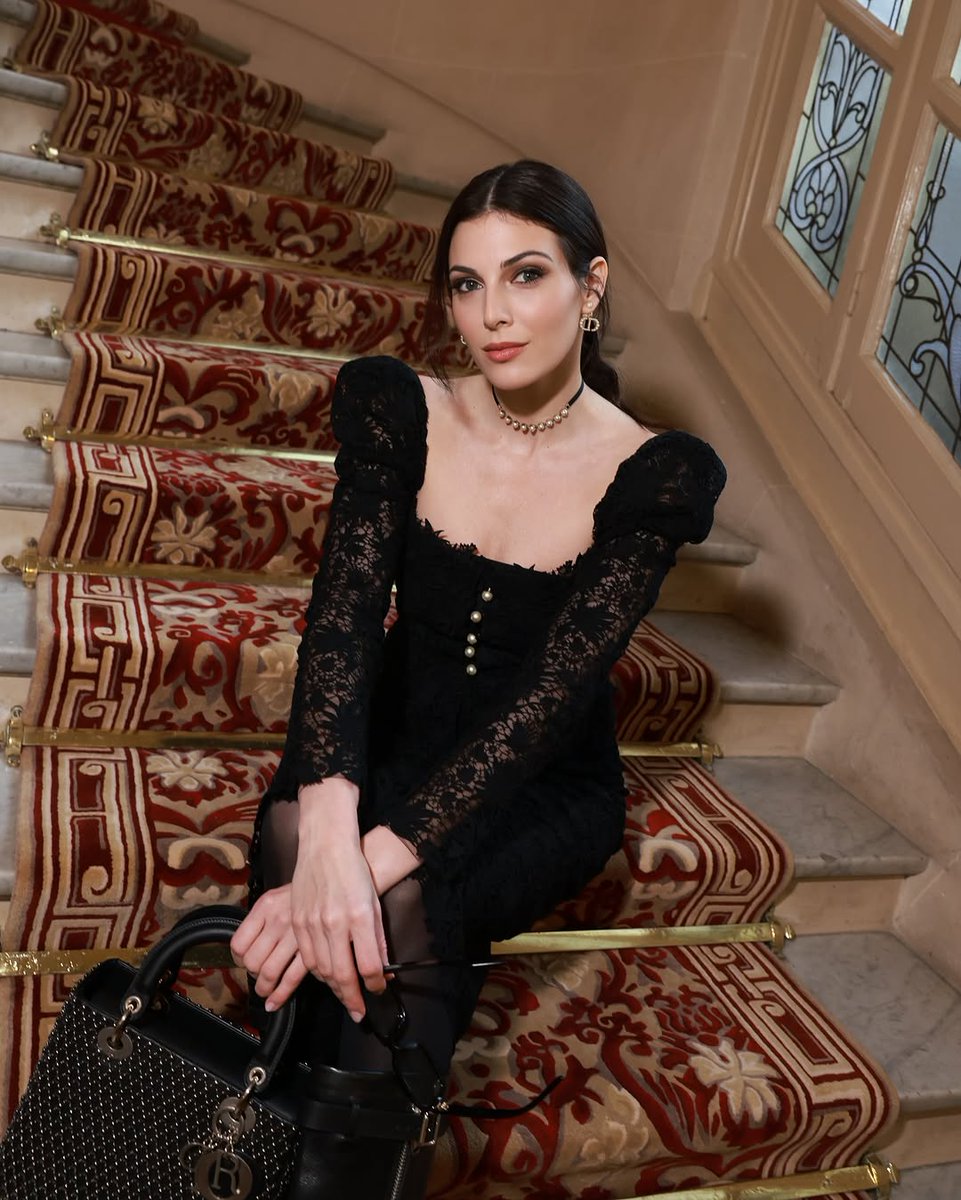 📸 #رزان_جمال تتألق بالأسود في أحدث إطلالة من باريس. إيه رأيكم في إطلالتها؟👇👇
filfan.com/gallery/detail…
