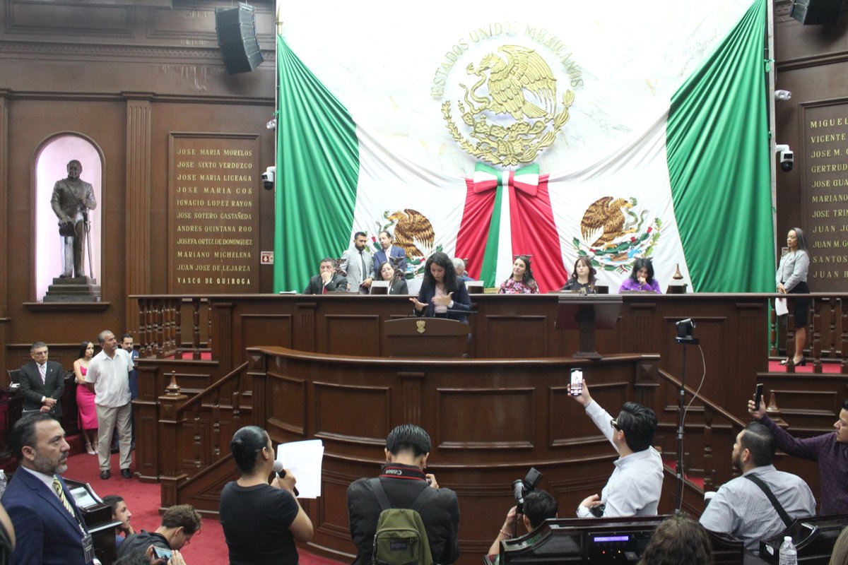 El Comisionado Presidente del #IMAIP, <a href="/AbrahamMontesM/">Abraham Montes Magaña</a>, asistió, en el marco del Día Internacional de la Mujer, a la Sesión Solemne del <a href="/CongresoMich/">Congreso del Estado de Michoacán</a> para conmemorar a "La Mujer Michoacana 2025"🏅, distinción recibida por Yareni Karla Pérez Vega y Jeanette Adriana Hernández Vega.