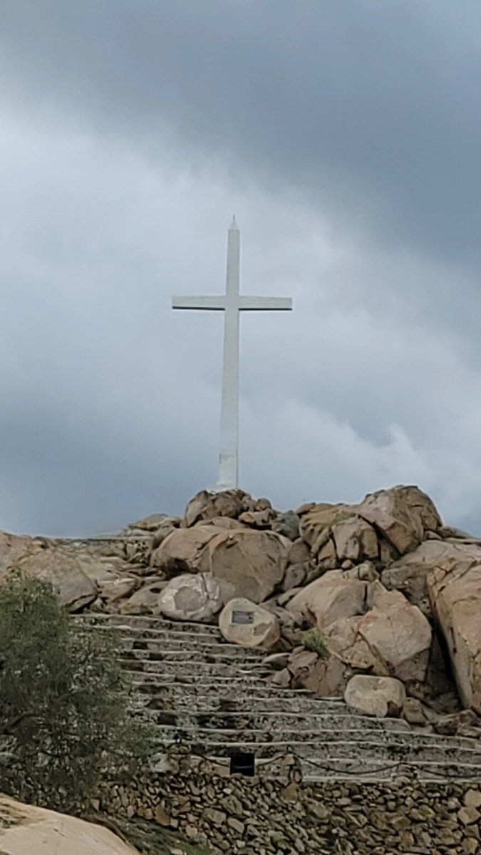 dvel86's tweet image. Did Mount Rubidoux Hiking Trail this morning. Thankfully, it didn't start raining! 💪🇺🇲
#MountRubidoux 
#RiversideCA 
#SoCal