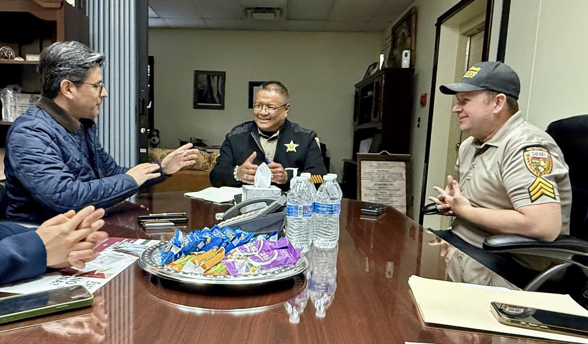 jorgem_yescas's tweet photo. I started the second day of my working tour with a productive meeting with #ApacheCounty Deputy Sheriff Roscoe Herrera.
During our conversation, he reaffirmed his Officeโs respect for human rights and its commitment to supporting every individual, regardless of their country or nation of origin.
I appreciate this dialogue and the shared dedication to fostering an inclusive and safe environment for all.
#ConsuladoDeMรฉxico #ApacheCounty #CommunityCollaboration