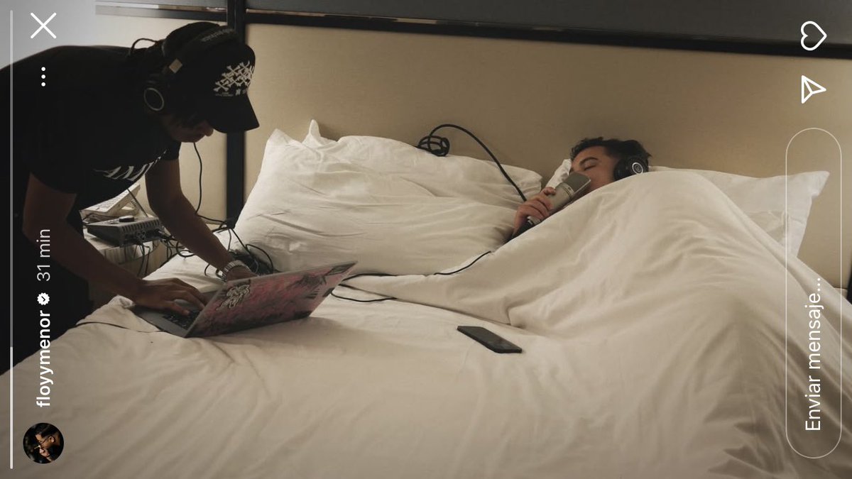 Encuentro increíble esta historia que subió Floyymenor donde -por lo que aprecio- está grabando desde su cama.