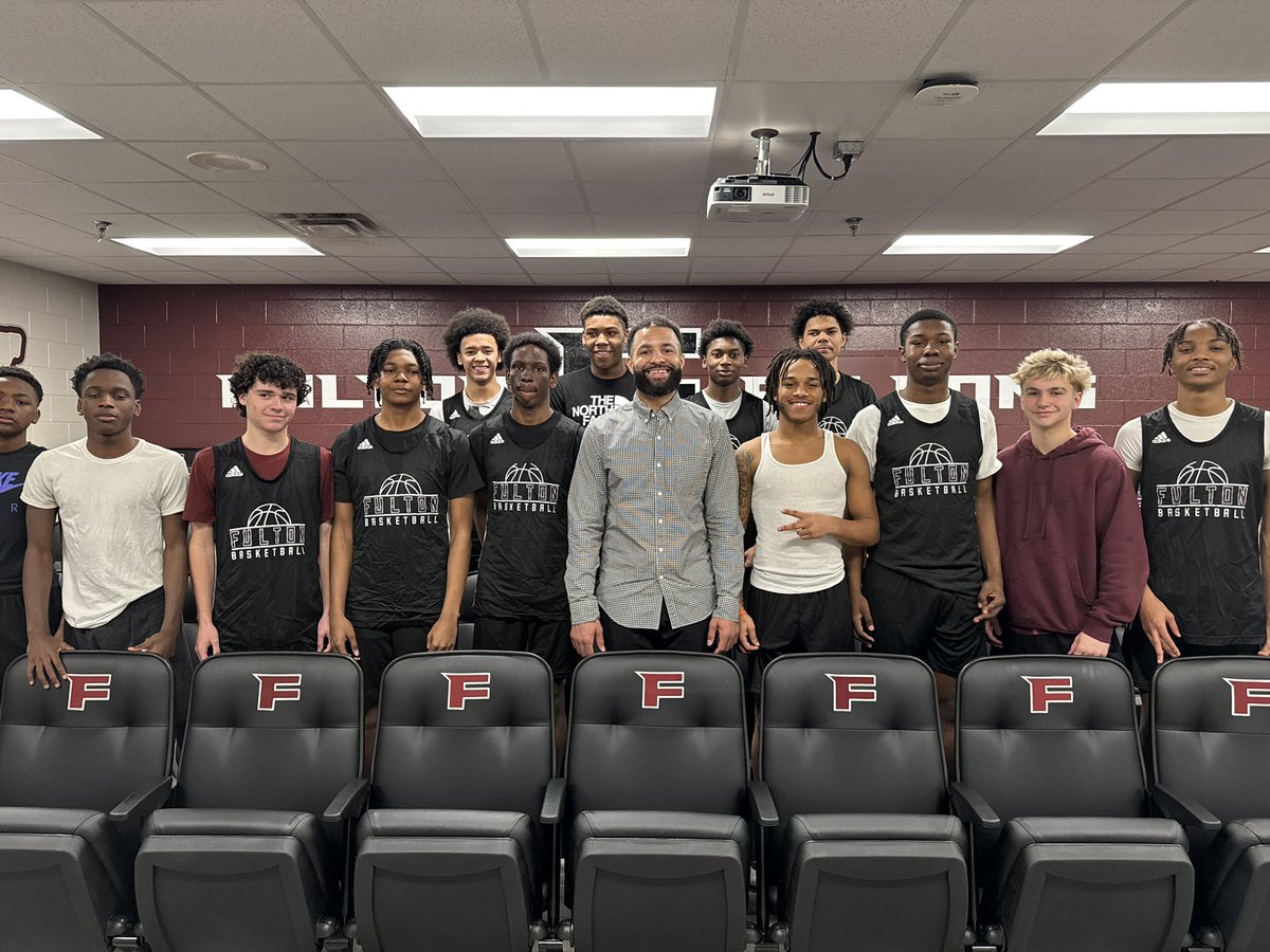 A big thanks to Tennessee legend Chris Lofton for coming to speak to our players before practice yesterday. We appreciate all of the lessons and knowledge you had to share with our team!

#Fulton #Falcons #FlyWithUs