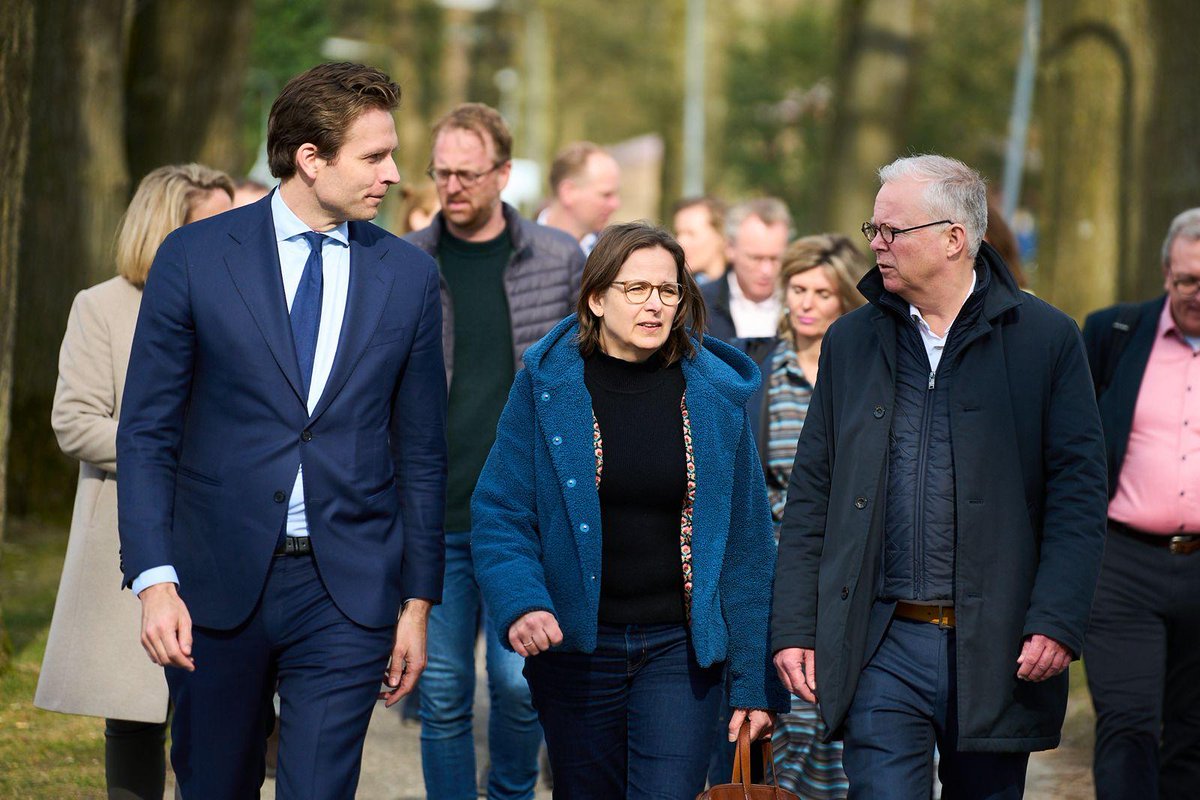 Walter van Dijk (@wvdvvdzeist) on Twitter photo Vanmiddag bezoek van de staatssecretarissen Coenradie <a href="/StasJenV/">Staatssecretaris van Justitie en Veiligheid</a> en Karremans <a href="/stasJPS/">Vincent Karremans</a> die in gesprek gingen met een aantal betrokken inwoners uit Den Dolder. Samen werken we toe naar een alternatieve locatie voor de klinieken van <a href="/Fivoor/">Fivoor</a> <a href="/jLangenacker/">Joyce Langenacker</a> zeist.nl/dendolder Vanmiddag bezoek van de staatssecretarissen Coenradie <a href="/StasJenV/">Staatssecretaris van Justitie en Veiligheid</a> en Karremans <a href="/stasJPS/">Vincent Karremans</a> die in gesprek gingen met een aantal betrokken inwoners uit Den Dolder. Samen werken we toe naar een alternatieve locatie voor de klinieken van <a href="/Fivoor/">Fivoor</a> <a href="/jLangenacker/">Joyce Langenacker</a> zeist.nl/dendolder