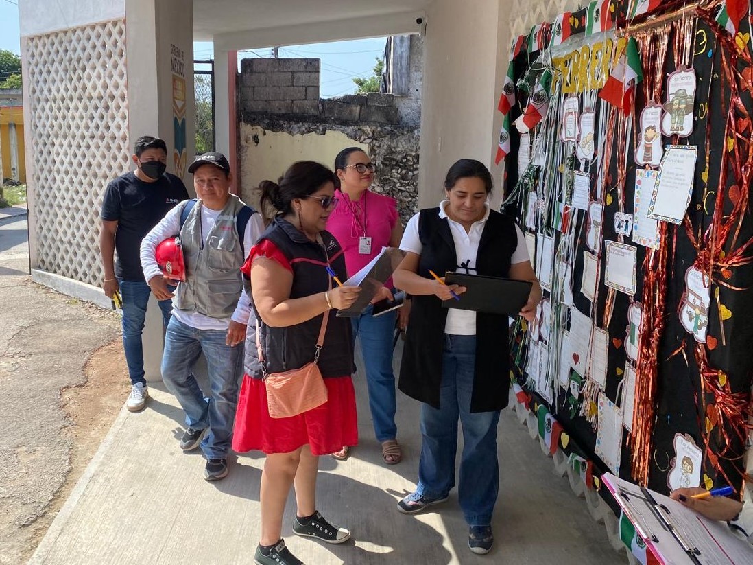 INEYucatan's tweet photo. Acompañados por la Consejera, María Elena Solís Flores y la vocal de Organización Electoral del #INEYucatán, Araceli García Álvarez, el #01consejodistrital y la #01JuntaDistrital #Valladolid realizan Visitas de Examinación a las secciones del #DistritoElectoral para el #PEEPJF https://t.co/JMBZBAXHuH