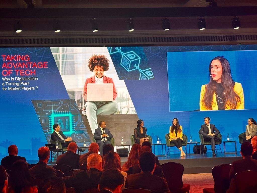 menaspeakers's tweet image. Balance data with design in presentations. While data-driven insights are crucial, pairing them with compelling visuals and storytelling ensures your message is both memorable and impactful. Invest in a well-designed slide deck to elevate your content. #EventTips #PublicSpeaking