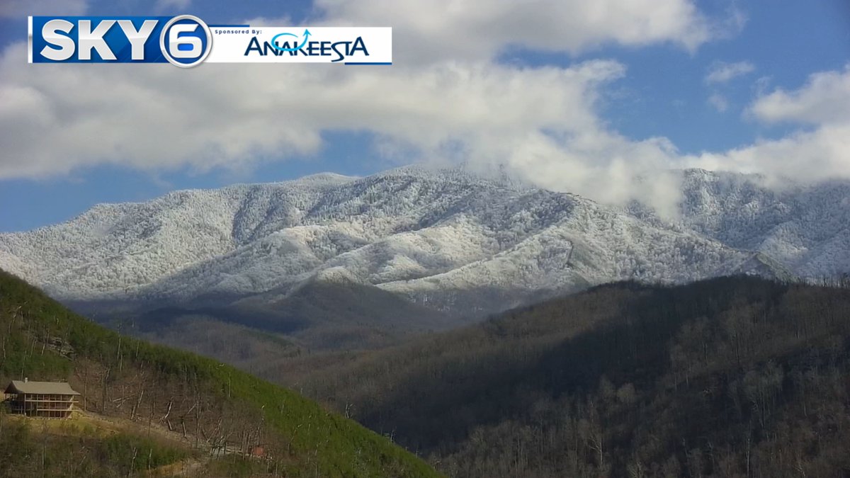THURSADAY AFTERNOON 3/6/25
A beautiful view of the #snow covered #Smokies from our camera at <a href="/AnakeestaTN/">Anakeesta</a>  this afternoon!
Most of this will melt tomorrow as temperatures climb through the 50s into the lower 60s.
#tnwx #snOMG