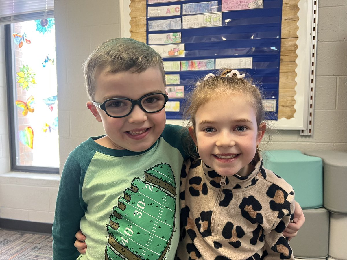 We love a crazy hair day at Liberty! 🤪#readacrossamericaweek #itsworthit <a href="/LibertyLeopard/">Liberty Leopards</a> <a href="/wcsdistrict/">Worthington Schools</a>