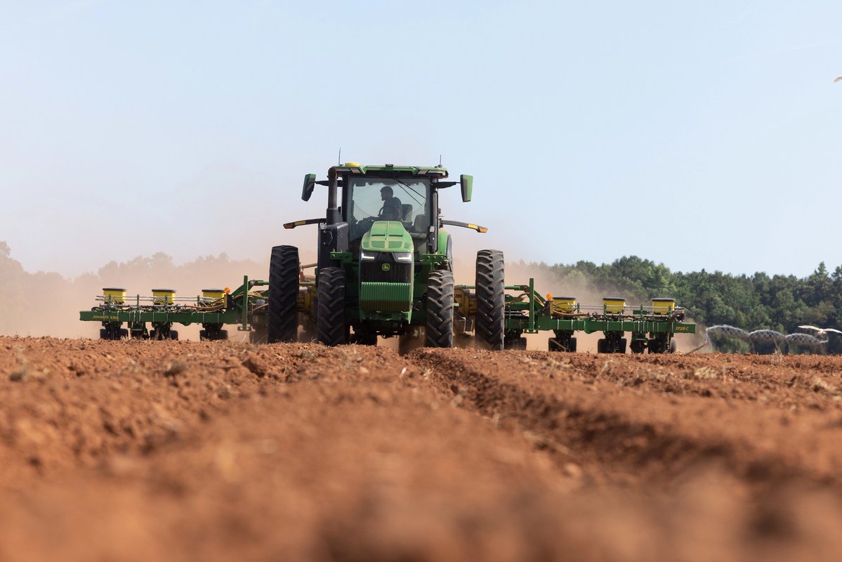 Maximize Your Planter’s Potential! Did you know you can add ExactChem, an electric meter insecticide system, to your ME5e or ExactEmerge planter? This fully integrated system gives you seamless control right from your Gen4 or G5 display—helping you protect your crop with accuracy