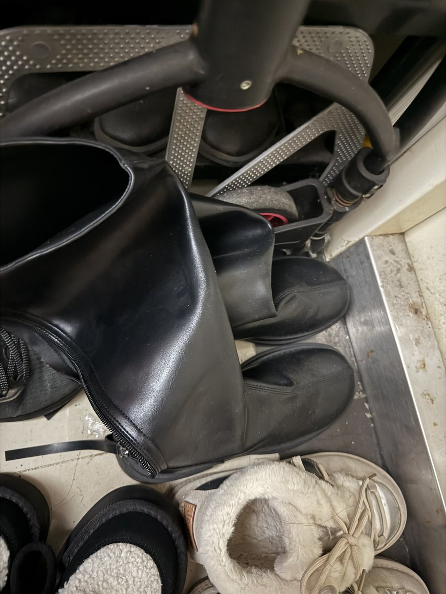 一些小皮鞋
最近下雨還有一雙是濕的
味道真的很上頭
#掃樓 #扫楼