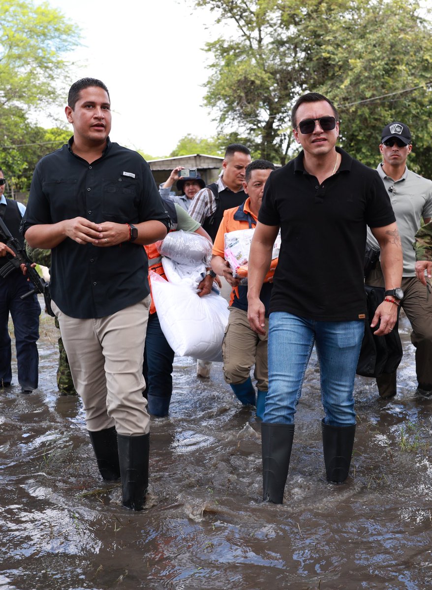 Adnecuadorok's tweet photo. No nos enteramos mucho de las mentiras de los pillos 🥱… porque estamos ocupados reconstruyendo Ecuador.

Tal como lo hace el presi @danielnoboaok todos los días. Mientras ellos mienten, nosotros trabajamos. 😉 https://t.co/heo5FW7Ok6