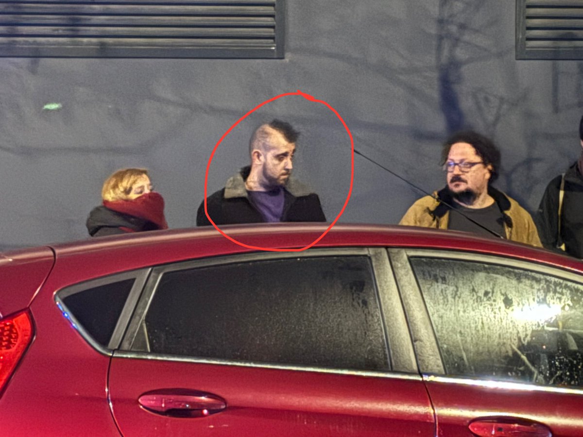 vitoquiles's tweet image. #URGENTE | Este energúmeno nos acaba de agredir y destrozar el micrófono junto a Irene Montero a la salida de un acto de Podemos.