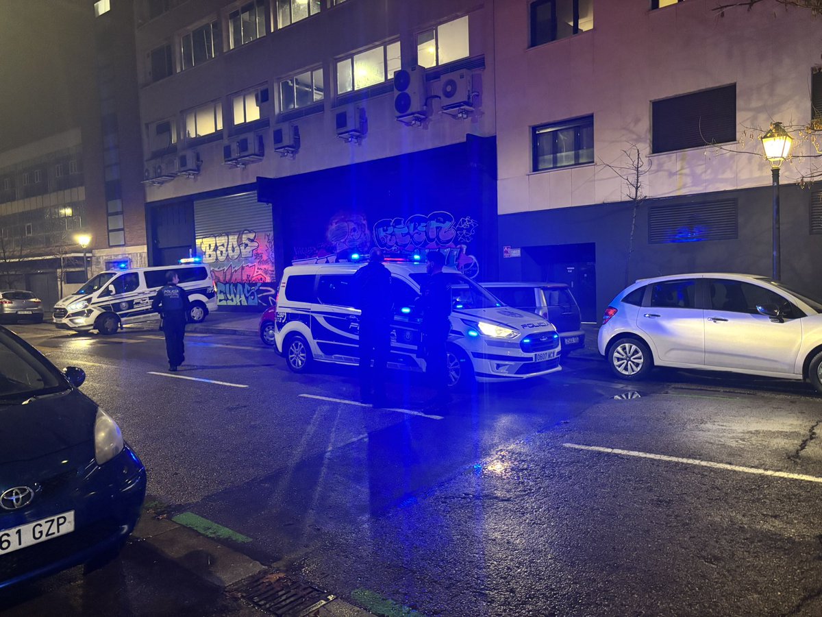 vitoquiles's tweet image. #URGENTE | Este energúmeno nos acaba de agredir y destrozar el micrófono junto a Irene Montero a la salida de un acto de Podemos.