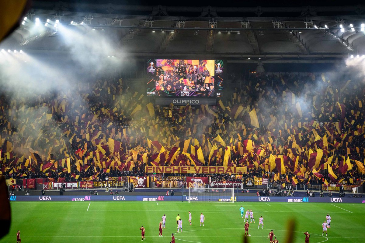 Imagina empezar un partido y ver un fondo así. 

La magia del Olímpico de Roma.