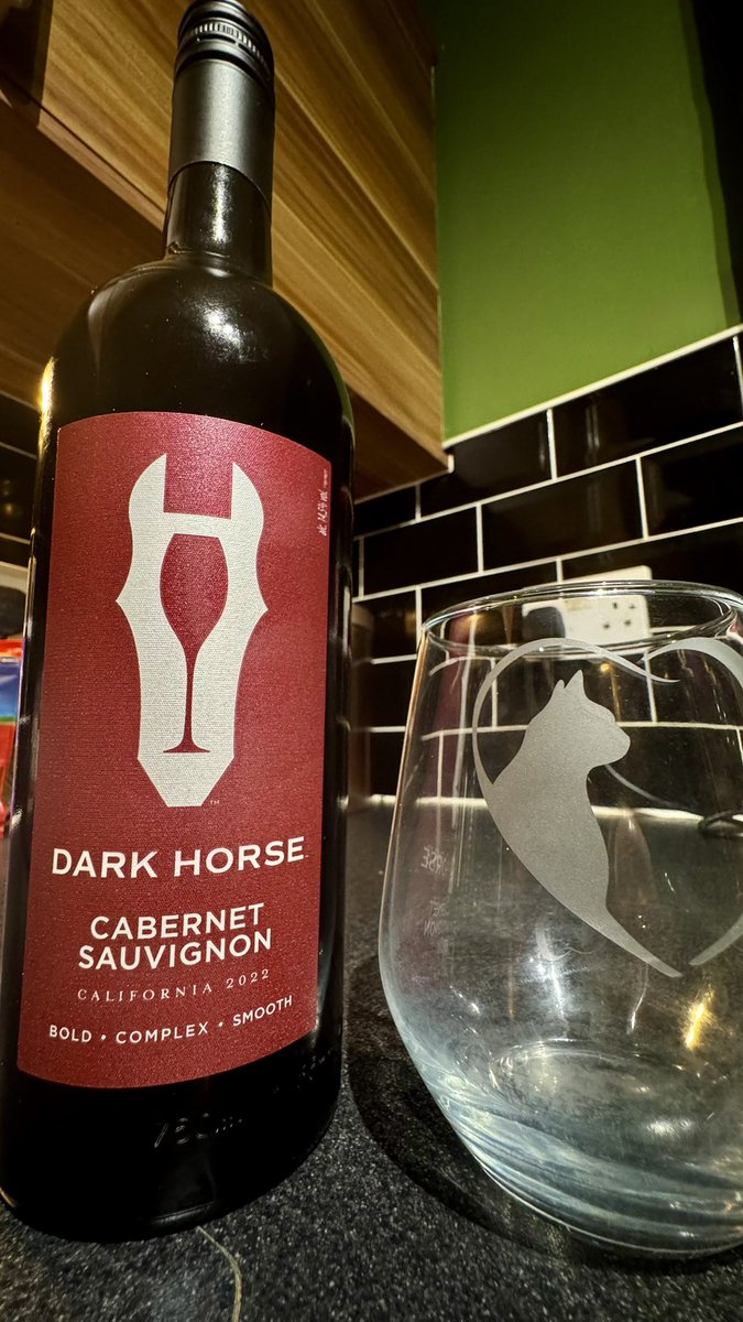Roger_Edwards's tweet photo. Such a simple, striking label that compliments the name. As a marketer I love it.
This is a solid Cab Sav which delivers more than its price suggests it will. Deep plum flavours.
8/10 #RandomRedThursday https://t.co/TyWKAG7G0p