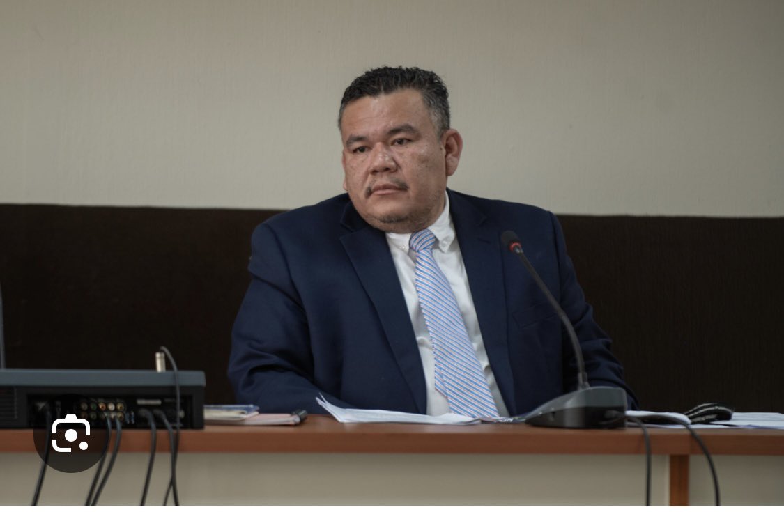 El juez Erick Daniel García Alvarado, se rehúsa a cumplir una orden de la sala de apelaciones.

Próximamente será un recluso más, pues, ya no existe un departamento de estado o un negro pasado que se lo lleve exiliado.

La <a href="/FCTGuatemala/">FCT</a> se hará cargo de procesarlo y encarcelarlo.