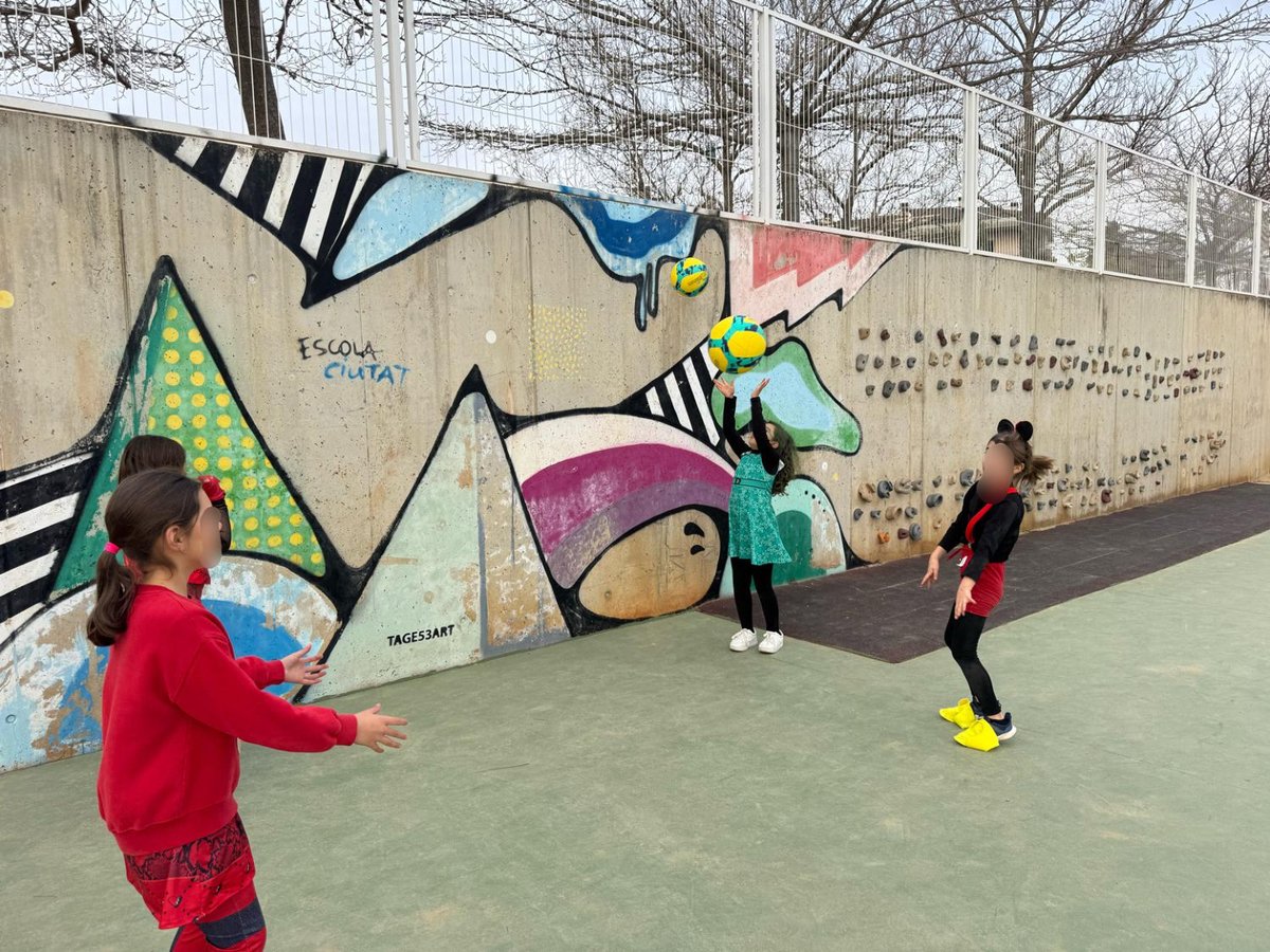 OMET Sant Cugat (@omet_santcugat) on Twitter photo 📸 Imatges de les activitats esportives extraescolars de #bàsquet i #voleibol de l'escola Ciutat d'Alba!
👏 Que bé que s'ho passen!
#SantCugat #esportescolar #jocsesportiusescolars <a href="/AmpaCdAlba/">AFA Escola Ciutat d'Alba</a> 📸 Imatges de les activitats esportives extraescolars de #bàsquet i #voleibol de l'escola Ciutat d'Alba!
👏 Que bé que s'ho passen!
#SantCugat #esportescolar #jocsesportiusescolars <a href="/AmpaCdAlba/">AFA Escola Ciutat d'Alba</a>