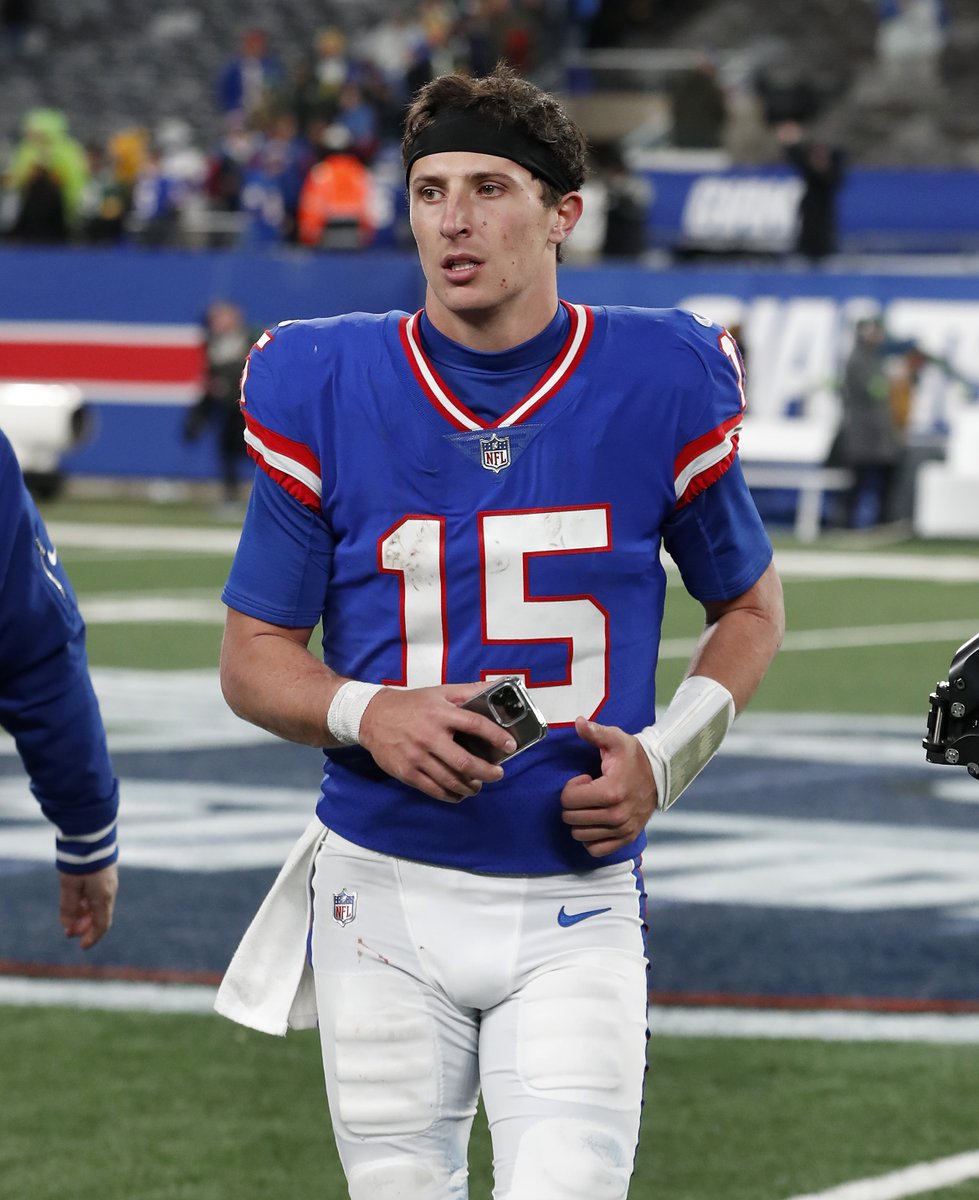 BleacherReport's tweet photo. Giants are re-signing Tommy DeVito, per @MikeGarafolo 

QB is staying in the Big Apple 🤌 https://t.co/bUJPHg2hN6