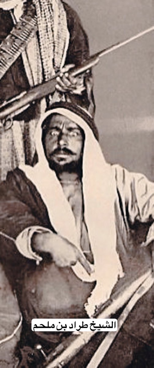 استوطنت قبائل نجد والشمال بالهجر والقرى وتركوا حياة البادية في ثلاثينيات القرن الماضي ورفضت #عنزه فكرة الاستيطان رفض تام وبقيت على حالها في الشمال ترتحل فقال الشيخ طراد بن ملحم رحمة الله يذم اهل القرى :

ياماحلى كتت مشاريق لاها
في خايعٍ والبرق يبدي هللها 

#ياهل_البويضا احرصوا عن