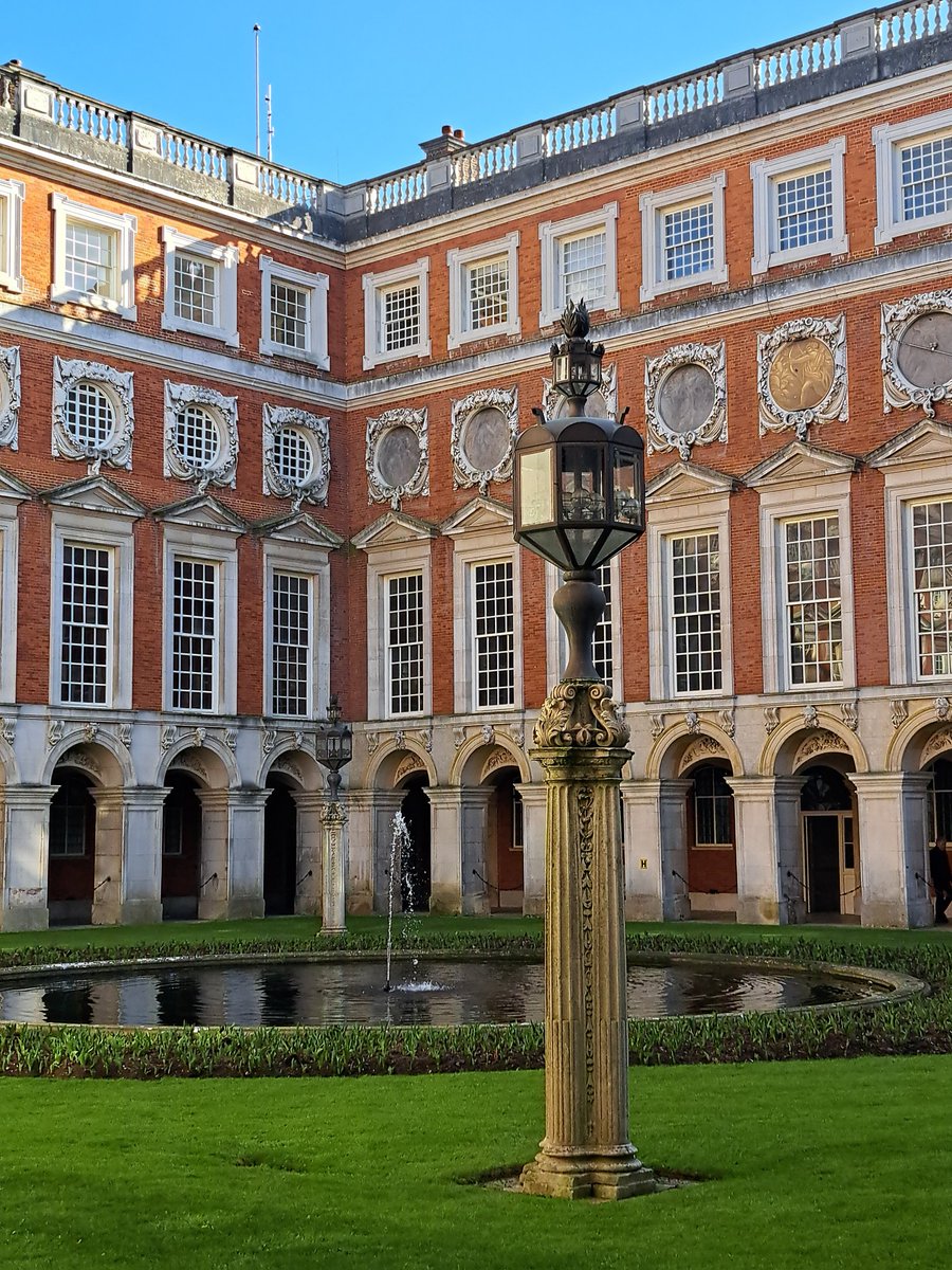 Back from another enjoyable afternoon in and around Hampton Court Palace. I'm a big fan of the Tudor part but the Baroque half isn't too shabby either.

#hamptoncourtpalace #baroque