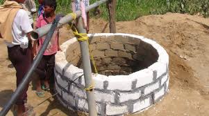 إطعام أسرة محتاجة في وطنك
أو التكفل بمصاريف طالب تعليم عالي خاص لأسرة معسرة
أو التبرع لأحد الجمعيات الخيرية الوطنية
 خير من  حفر بئر صدقة في مكان لا يعرفه أحد

فكم من صورة قيل انها لبئر على روح مرحوم وهي وهم لا صحة له